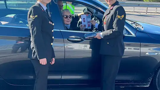 Jandarma kadınlara bilgilendirici broşür dağıttı