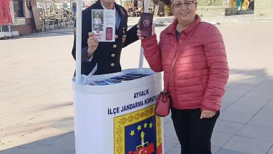 Jandarma kadınlara bilgilendirici broşür dağıttı