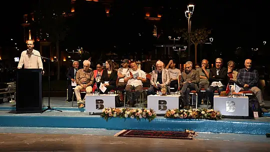 ŞİİRLER TARİHİ MEYDANDA DİLE GETİRİLDİ