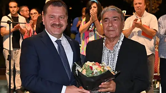 ŞİİRLER TARİHİ MEYDANDA DİLE GETİRİLDİ