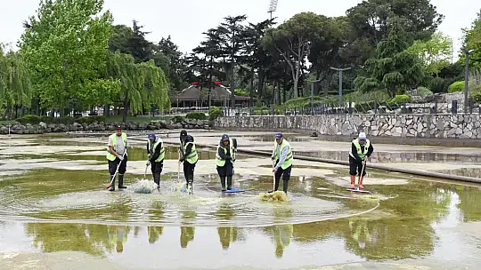 Atatürk Parkı göz kamaştırmaya devam ediyor