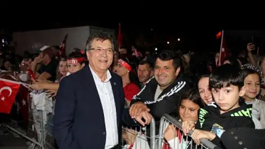 100. Yıl coşkusu fener alayı ile taçlandı
