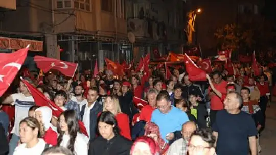 100. Yıl coşkusu fener alayı ile taçlandı
