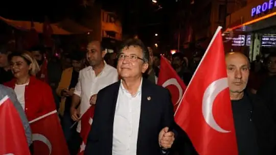 100. Yıl coşkusu fener alayı ile taçlandı