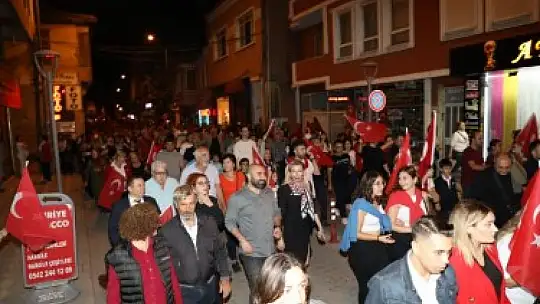100. Yıl coşkusu fener alayı ile taçlandı