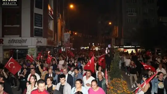 100. Yıl coşkusu fener alayı ile taçlandı
