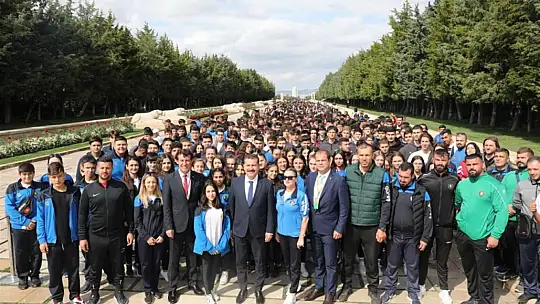 Balıkesirli gençler Ata'nın huzurunda