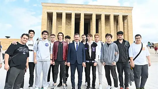 Balıkesirli gençler Ata'nın huzurunda