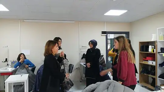 Vali Şıldak'ın Eşinden Depremzedelere Yakın İlgi