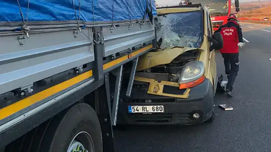 Minibüs Kamyona Arkadan Çarptı...