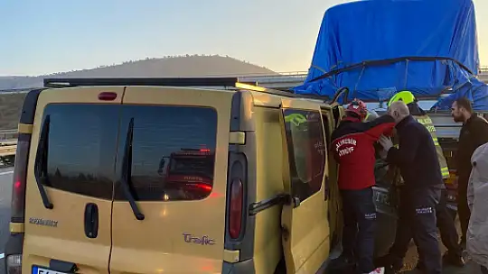 Minibüs Kamyona Arkadan Çarptı...