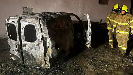 Altıeylül Karamanköy'de Araç Yandı