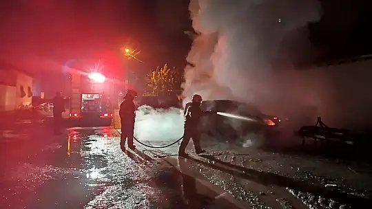 Altıeylül Karamanköy'de Araç Yandı