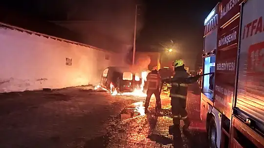 Altıeylül Karamanköy'de Araç Yandı