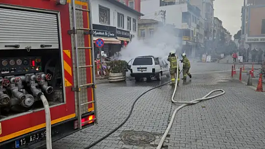 Burhaniye'de Araç Yangınına İtfaiyeden Anında Müdahale