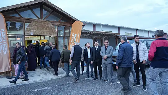 İVRİNDİ DE HASAN ÇETİN'İ KUCAKLADI