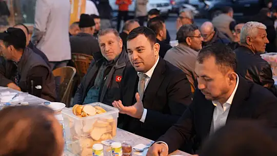 İVRİNDİ DE HASAN ÇETİN'İ KUCAKLADI