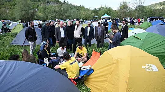 Gençlerle dağa tırmandı, kadınlarla gözleme pişirdi, çocuklarla halat çekti