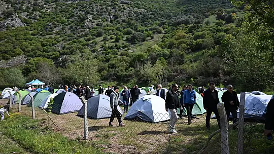 Gençlerle dağa tırmandı, kadınlarla gözleme pişirdi, çocuklarla halat çekti