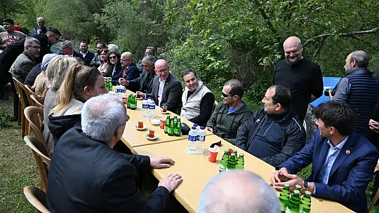 Gençlerle dağa tırmandı, kadınlarla gözleme pişirdi, çocuklarla halat çekti