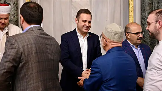 Akın, bayramda huzurevi sakinlerini unutmadı