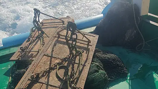 Büyükşehir Ayvalık'ta yasa dışı trol ağını temizledi