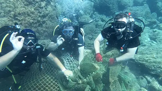 Büyükşehir Ayvalık'ta yasa dışı trol ağını temizledi