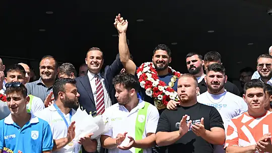 Başpehlivan Enes Doğan'a davullu zurnalı karşılama
