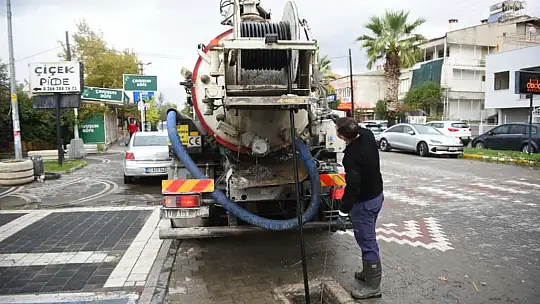 BASKİ ekipleri teyakkuzda Sağanak yağışlarda BASKİ'den sahada aralıksız müdahale