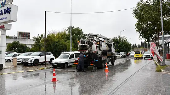 BASKİ ekipleri teyakkuzda Sağanak yağışlarda BASKİ'den sahada aralıksız müdahale