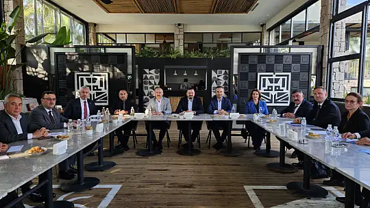 AK Parti Balıkesir Teşkilatı Ayvalık'ta Buluştu:   'Bu milletin hizmet siyaseti bitmez'