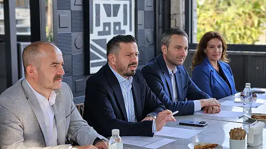 AK Parti Balıkesir Teşkilatı Ayvalık'ta Buluştu:   'Bu milletin hizmet siyaseti bitmez'