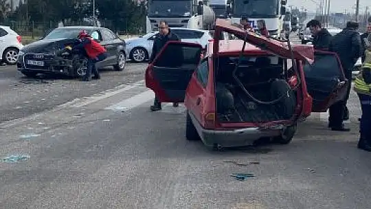 Kazada araçta sıkışan yaralıyı İtfaiye Ekipleri kurtardı