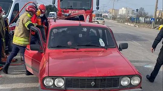 Kazada araçta sıkışan yaralıyı İtfaiye Ekipleri kurtardı