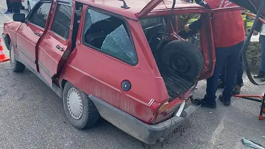 Kazada araçta sıkışan yaralıyı İtfaiye Ekipleri kurtardı