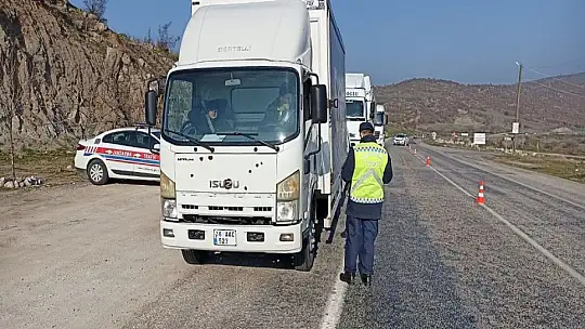Kamyonlar denetlendi 15 araç trafikten men edildi