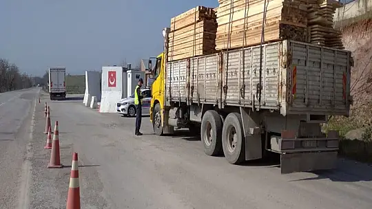 Kamyonlar denetlendi 15 araç trafikten men edildi