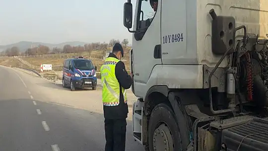 Kamyonlar denetlendi 15 araç trafikten men edildi
