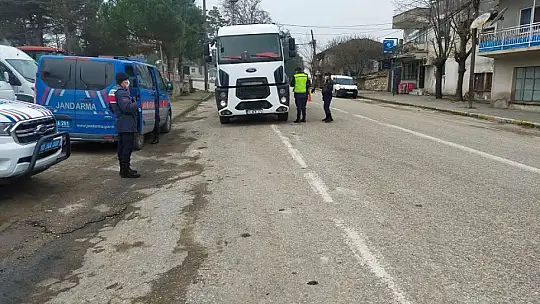 Kamyonlar denetlendi 15 araç trafikten men edildi
