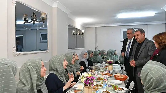 Vali Şıldak Kuran Kursunda Öğrencilerle İftar Yaptı