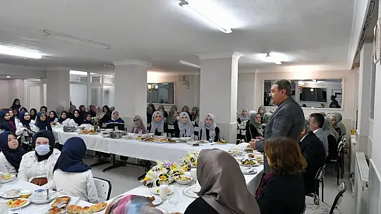 Vali Şıldak Kuran Kursunda Öğrencilerle İftar Yaptı