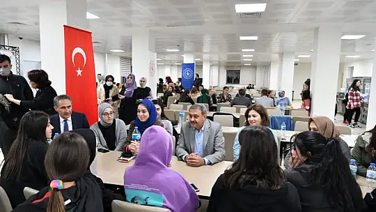 Öğrencilerin İftar Yemeği Vali Şıldak'ın Elinden