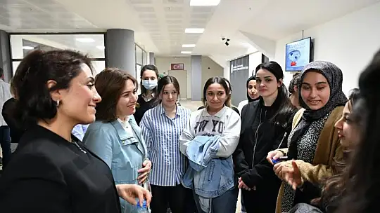 Öğrencilerin İftar Yemeği Vali Şıldak'ın Elinden