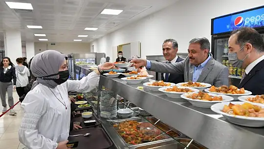 Öğrencilerin İftar Yemeği Vali Şıldak'ın Elinden