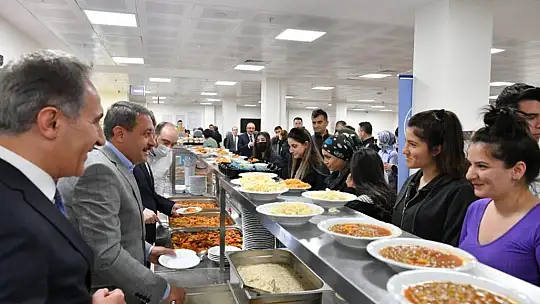Öğrencilerin İftar Yemeği Vali Şıldak'ın Elinden