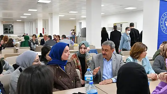 Öğrencilerin İftar Yemeği Vali Şıldak'ın Elinden