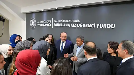 Öğrencilerin İftar Yemeği Vali Şıldak'ın Elinden