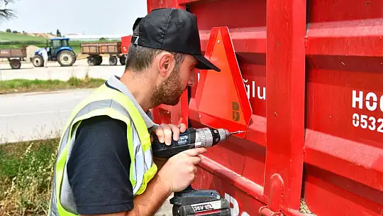 Büyükşehir'den traktörü olan çiftçilere reflektör desteği