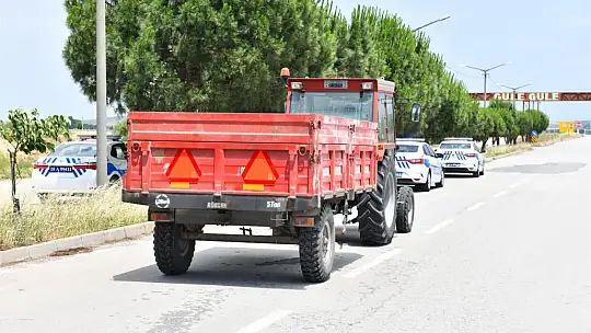 Büyükşehir'den traktörü olan çiftçilere reflektör desteği
