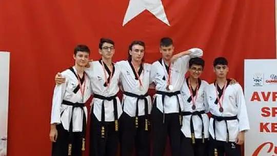 Karesili Taekwondocular İzmir'den 16 Madalya İle Döndü